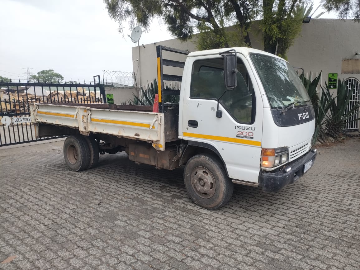 Isuzu 4-ton tipper truck used for rubble removal